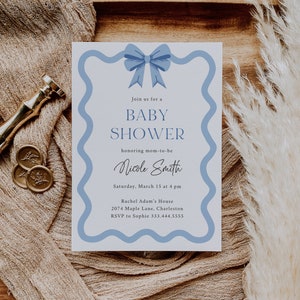 Peut inclure: Une invitation de f&ecirc;te pr&eacute;natale bleue et blanche avec un n&oelig;ud bleu en haut. L'invitation indique "Rejoignez-nous pour une f&ecirc;te pr&eacute;natale en l'honneur de la future maman Nicole Smith. Samedi 15 mars &agrave; 16h00. Maison de Rachel Adam 2074 Maple Lane, Charleston. RSVP &agrave; Sophie 333.444.5555"