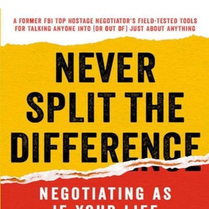 Può includere: Una copertina di libro con sfondo giallo e il titolo "Never Split the Difference" in testo nero. Il sottotitolo è "Negotiating as if your life depended on it" in testo bianco su sfondo rosso. Il nome dell'autore, "Chris Voss", è in testo nero sullo sfondo rosso. Il testo "with Tahl Raz" è in testo nero più piccolo sotto il nome dell'autore.