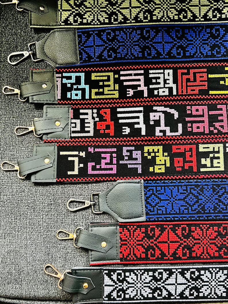 Peut inclure: Un ensemble de huit sangles tiss&eacute;es color&eacute;es avec des extr&eacute;mit&eacute;s en cuir noir. Les sangles pr&eacute;sentent diff&eacute;rents motifs g&eacute;om&eacute;triques et designs dans diverses couleurs, notamment le rouge, le bleu, le jaune et le vert.