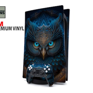 Könnte beinhalten: Eine PlayStation 5 Konsolen- und Controller-Haut mit einem detaillierten Eulen-Design in Blau und Gold. Die Eule hat leuchtend blaue Augen. Der Text "WUNDERBAR SKINS" und "3M PREMIUM VINYL" sind sichtbar.
