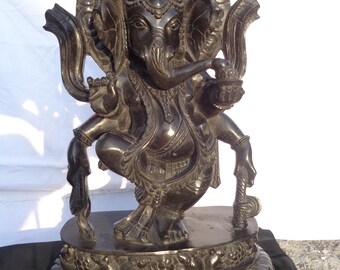 Ganesha danzante in pietra di granito nero