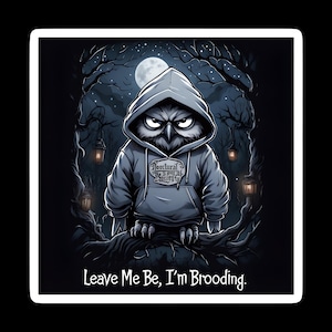 Puede incluir: Ilustración digital de un búho con una sudadera gris con el texto "Nocturnal Society". El búho está posado en una rama en un bosque oscuro bajo la luna llena. El texto "Leave Me Be, I'm Brooding" está en la parte inferior.