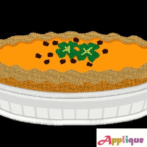 Puede incluir: Una fuente de horno de cerámica blanca llena de un pastel de boniato. El pastel está cubierto con una capa de azúcar moreno y unas ramitas de hierbas verdes.