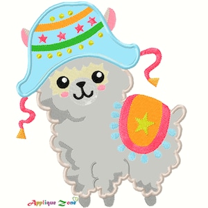 Puede incluir: Una llama gris que lleva un sombrero azul y verde con estrellas amarillas y una banda naranja y rosa brillante con una estrella amarilla.