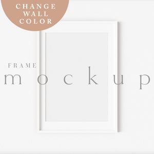 Puede incluir: Maqueta de marco blanco en una pared blanca. El texto "CHANGE WALL COLOR" está en un círculo melocotón en la parte superior de la imagen. El texto "FRAME MOCKUP" está en gris debajo del marco.