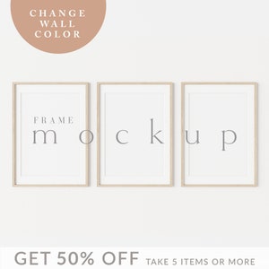 Puede incluir: Tres marcos de fotos de madera con paspartús blancos y fondos blancos. Los marcos están dispuestos horizontalmente con el texto "FRAME MOCKUP" en gris.
