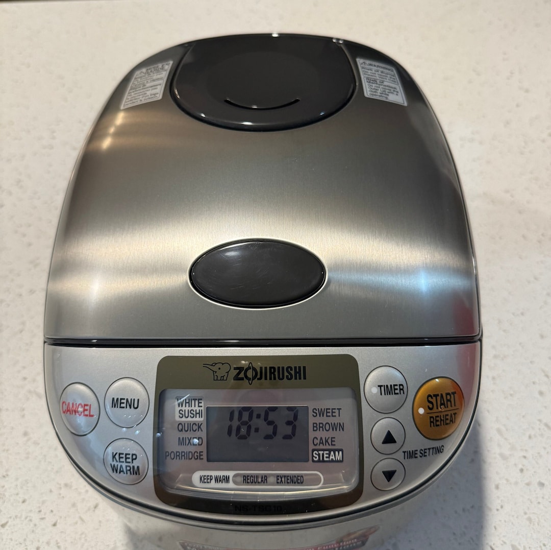 Zojirushi NSTSC10 51/2cup uncooked Rice Cooker. Made in Japan
