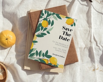 Könnte beinhalten: Save-the-Date-Karte mit einer Illustration eines Zitronenbaums. Die Karte ist weiß mit grünen Blättern und gelben Zitronen. Der Text lautet "Save The Date" für die Hochzeit von Sofia und Edward, 14. Juni 2024, Sorrent, Italien. Weitere Details folgen.