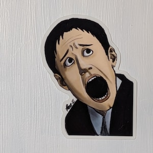 Puede incluir: Una pegatina con una ilustración detallada de un hombre con la boca muy abierta, expresando sorpresa o miedo. El hombre lleva un traje negro y corbata. La pegatina tiene un borde blanco y está sobre un fondo blanco.
