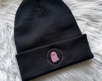 Ella persigue gorro de punto