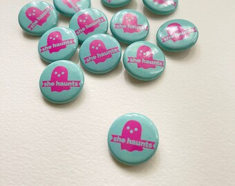 Botón redondo de 1 pulgada con el logotipo de She Haunts