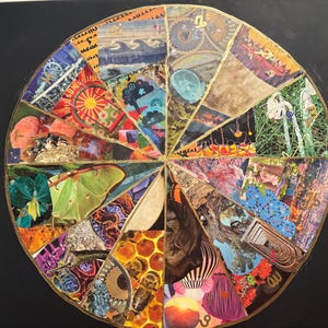 Pode incluir: Uma colagem circular de imagens e padrões coloridos, incluindo uma mariposa, um favo de mel, uma flor e um pôr do sol. A colagem é dividida em 12 seções, cada uma com uma imagem diferente. O fundo é preto.