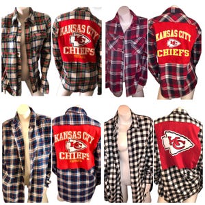 Puede incluir: Cuatro camisas de franela con diferentes patrones de cuadros. Cada camisa tiene un parche rojo en la espalda con el logotipo y el texto de los Kansas City Chiefs. El texto dice "Kansas City Chiefs Football".
