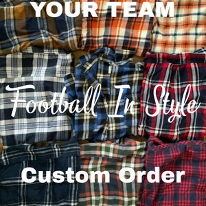Puede incluir: Una colección de camisas de franela a cuadros en varios colores, incluyendo azul, rojo, naranja y verde. El texto "YOUR TEAM", "Football In Style" y "Custom Order" se muestra en la imagen.