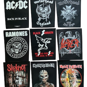 Może przedstawiać: Kolekcja dziewięciu czarnych naszywek z logo zespołów rockowych. Zespoły to m.in. AC/DC, Motörhead, Ramones, Black Sabbath, Slayer, Slipknot i Iron Maiden. Każda naszywka zawiera nazwy zespołów i tytuły albumów w kolorze białym, czerwonym i pomarańczowym.