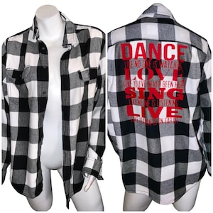 Può includere: Camicia di flanella a quadri bianchi e neri con testo rosso sul retro che recita "Dance like no one is watching, Love like you've never been hurt, Sing like no one is listening, Live like heaven is on earth."