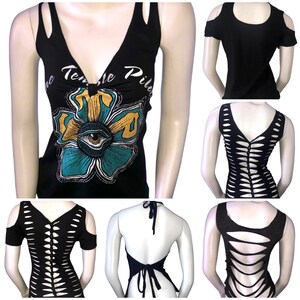 Op de afbeelding: Zwarte tanktops met uitgesneden ontwerpen. Eén top heeft een V-hals met een bloemenafbeelding en de tekst "The Temple Pilots". Andere tops hebben uitgesneden details op de rug en schouders. De tops worden op mannequins getoond.