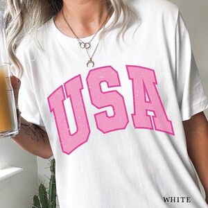 Camiseta vintage do time do colégio dos EUA, camiseta gráfica patriótica americana para mulheres, camisa moderna retrô americana com letras em bloco, presentes de aniversário para esposa trad