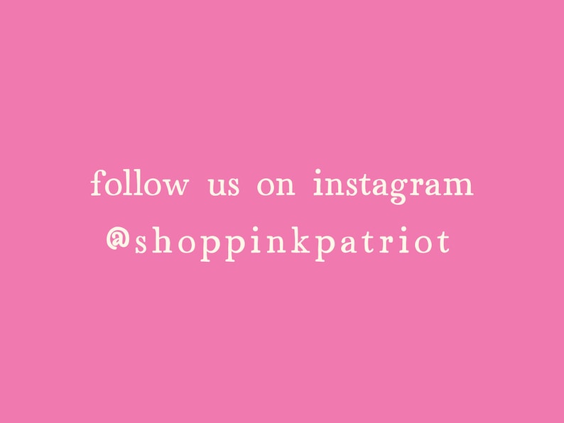 Op de afbeelding: Roze achtergrond met witte tekst die zegt "follow us on instagram @shoppinkpatriot"