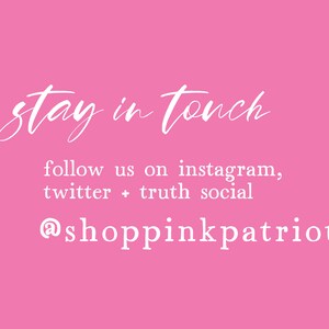 K&ouml;nnte beinhalten: Rosafarbener Hintergrund mit wei&szlig;em Text, der "stay in touch" gefolgt von "follow us on instagram, twitter + truth social @shoppinkpatriot" lautet.