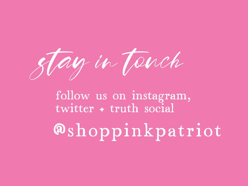 K&ouml;nnte beinhalten: Rosafarbener Hintergrund mit wei&szlig;em Text, der "stay in touch" gefolgt von "follow us on instagram, twitter + truth social @shoppinkpatriot" lautet.