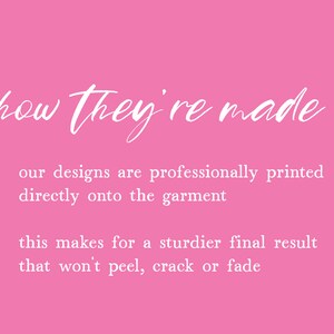 K&ouml;nnte beinhalten: Rosaer Hintergrund mit wei&szlig;em Text, der "how they're made" lautet und erkl&auml;rt, dass Designs professionell direkt auf das Kleidungsst&uuml;ck gedruckt werden, was zu einem stabileren Endergebnis f&uuml;hrt, das nicht abbl&auml;ttert, rei&szlig;t oder verblasst.