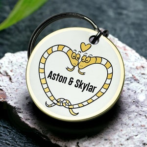 Adorável chaveiro de coração de casal de cobras, presente de amor feito à mão, símbolo único, ideia de design romântico para chaveiro, melhor presente de dia dos namorados para ele