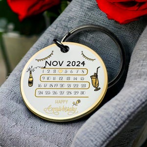 記念日カレンダーキーホルダー パーソナライズされた11月の日付の結婚記念日の愛の贈り物 ロマンチックなカップルの記念品キーホルダー 彼への最高のバレンタインデーの贈り物