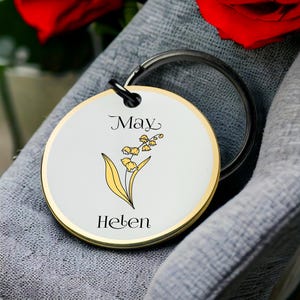 Mai Geburts-Blumen-Schlüsselbund Lilie gravierte benutzerdefinierte Blumengoldrand-Metall-Name Geburts-Monats-runder Schlüsselring-Charme Bestes Valentinstagsgeschenk für ihn
