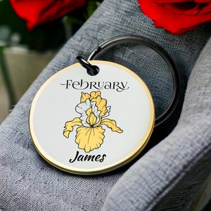 Llavero con flor de nacimiento de febrero, grabado de iris, nombre floral personalizado, recuerdo, llavero redondo de metal, regalo, el mejor regalo de San Valentín para él.