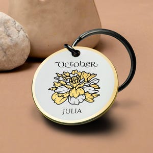 Llavero con flor de nacimiento de octubre, borde dorado de caléndula, nombre personalizado grabado, llavero redondo de metal floral, recuerdo, el mejor regalo de San Valentín para él