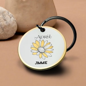4月の誕生花キーホルダー デイジー 刻印入り カスタムネーム 花柄 メタル ラウンド 記念品 ゴールドエッジ キーリング ギフト 彼への最高のバレンタインデーギフト