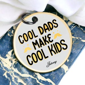 Los papás geniales hacen que los niños sean geniales llavero divertido diseño de estrellas de bigote llavero de regalo para papá del cumpleaños de su hijo e hija el mejor regalo del día de San Valentín para él