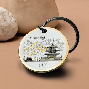 Llavero del Monte Fuji, grabado en oro japonés, recuerdo de viaje, regalo personalizado con nombre para él o ella, monumento escénico, llavero redondo de metal, recuerdo.