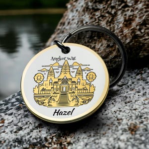 Llavero de Angkor Wat con diseño de templo dorado grabado, monumento turístico, recuerdo, nombre personalizado, regalo para él o ella, recuerdo de Camboya, llavero redondo de metal con abalorio.