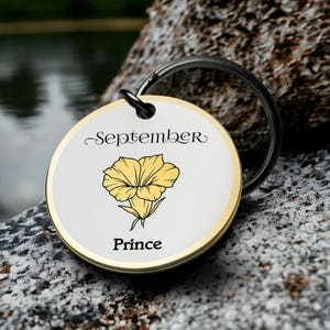 September Geburtsblume Keychain Morning Glory Goldrand-kundenspezifischer Name gravierte Blumenmetallrunder Schlüsselring Bestes Valentinstagsgeschenk für ihn