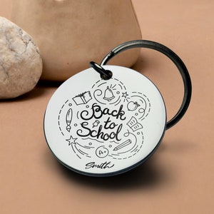 Retour à l'école | Premier jour d'école | Plaque nominative gravée à breloque scolaire personnalisée | Disque bébé | Nom du disque | Bonne chance | De nouvelles amitiés