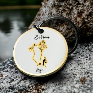 Llavero de Baréin grabado en oro, recuerdo de viaje, nombre personalizado, regalo para él o ella, mapa del país, punto de referencia, llavero redondo de metal, recuerdo de la isla.
