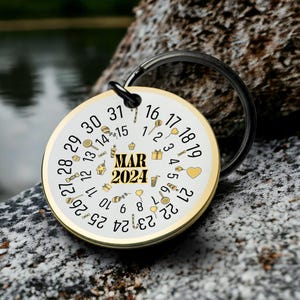 Llavero con calendario de dulces de marzo de 2024, llavero con fecha personalizada, regalo de cumpleaños personalizado, dulce obsequio.