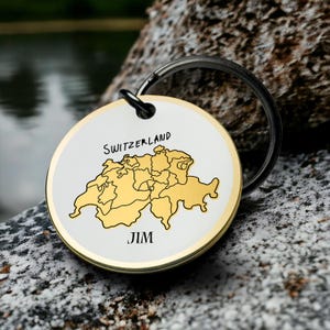 Zwitserland kaart sleutelhanger op maat gegraveerde metalen souvenir gepersonaliseerde sleutelhanger reis aandenken cadeau voor fans van Zwitsers erfgoed en cultuur