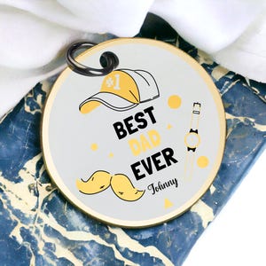 El mejor llavero para papá con diseño de gorra, reloj y bigote, regalo para el día del padre de su hijo o hija, bonito llavero. El mejor regalo para San Valentín para él.