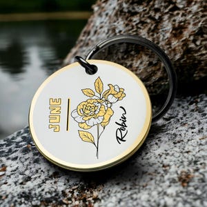 6月の誕生花キーホルダー ローズの刻印入りゴールドエッジ カスタムフラワーネーム入り記念品 ラウンドメタルキーリング プレゼント 彼へのバレンタインデーギフトに最適