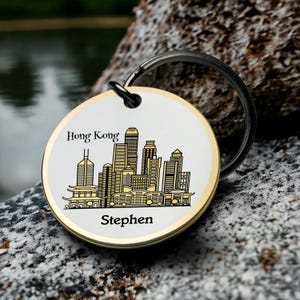 Hong Kong-sleutelhanger gegraveerd gouden reissouvenir aangepaste naam cadeau voor hem Haar skyline monument ronde metalen sleutelhanger stadsgezicht aandenken bedel