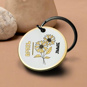 Llavero con flor de nacimiento de abril, margarita grabada, nombre personalizado, floral, de metal, redondo, con borde dorado, el mejor regalo para San Valentín para él.