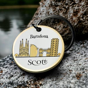 Barcelona Schlüsselbund Gravur Gold Reise Souvenir Individueller Name Geschenk für Ihn Ihr Spanien Wahrzeichen Runder Metall Schlüsselring Stadtbild Andenken Token