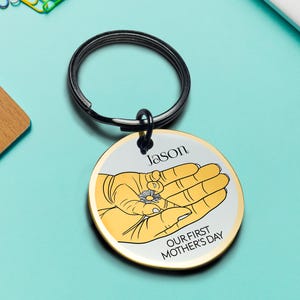 Onze 1e Moederdag sleutelhanger gepersonaliseerde baby aandenken cadeau token voor nieuwe ouder mijlpaal moeder sleutelhanger beste Valentijnsdag cadeau voor hem