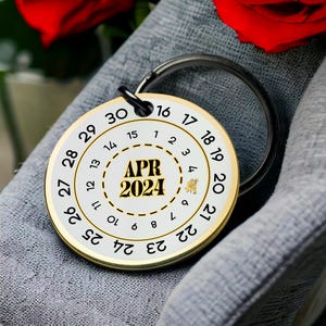 Llavero de abril de 2025 con calendario personalizado, regalo de fecha personalizado, recuerdo romántico, ficha especial, el mejor regalo de San Valentín para él.