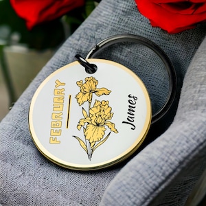 Llavero con flor de nacimiento de febrero, llavero de metal con iris, grabado floral, nombre personalizado, borde dorado, elegante recuerdo, el mejor regalo para el día de San Valentín para él.