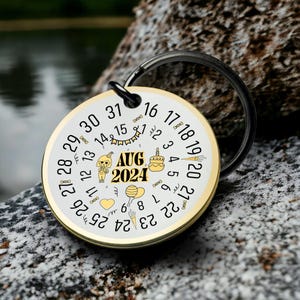 Llavero de cumpleaños de agosto, calendario personalizado, fecha, pastel, globo, fiesta, regalo personalizado, recuerdo, llavero, ficha, el mejor regalo de San Valentín para él