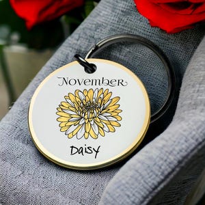 Portachiavi con fiore di crisantemo con bordo dorato e nome personalizzato, portachiavi rotondo in metallo con incisione floreale, regalo di San Valentino per lui.